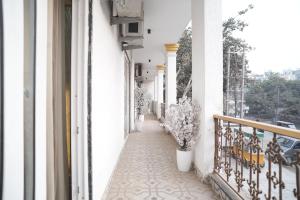 ein Korridor eines Gebäudes mit Blumen auf einem Balkon in der Unterkunft Amrit Residency in Gurgaon