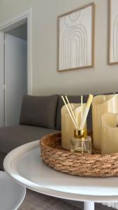 einen Tisch mit Kerzen darauf im Wohnzimmer in der Unterkunft Symposio Apartments 3 in Preveza