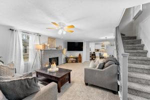 ein Wohnzimmer mit zwei Sofas und einem Kamin in der Unterkunft Lake Milton 3BR Home in Abbeyville