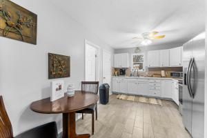 eine Küche mit einem Tisch und einem Kühlschrank in der Unterkunft Lake Milton 3BR Home in Abbeyville + 3 Fotos