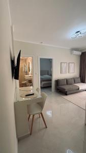 ein Wohnzimmer mit einem Tisch und einem Sofa in der Unterkunft Symposio Apartments 3 in Preveza
