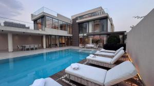 Bazén v ubytování AK Luxury Chalet nebo v jeho okolí