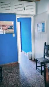 una stanza con una parete blu e una porta blu di Duplex Gesell a Villa Gesell