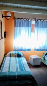 una camera da letto con un letto e una finestra di Duplex Gesell a Villa Gesell Altre 7 foto