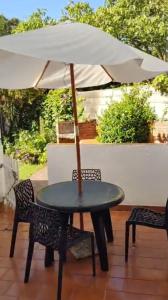 un tavolo con un ombrellone in un patio di Duplex Gesell a Villa Gesell