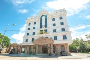 a large white building with a sign on it at Vela Luxury Hải Hà Hotel in Khê Ching Chung Xìn