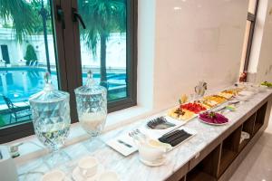a buffet with plates of food on a counter at Vela Luxury Hải Hà Hotel in Khê Ching Chung Xìn