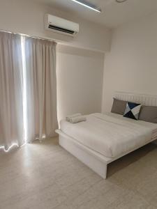 Postel nebo postele na pokoji v ubytování By the sea Beach Front, Seaview And Pool side