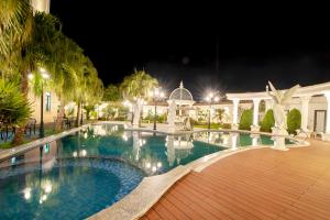 a swimming pool in front of a building at night at Vela Luxury Hải Hà Hotel in Khê Ching Chung Xìn