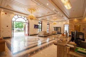 a large living room with a television and a couch at Vela Luxury Hải Hà Hotel in Khê Ching Chung Xìn