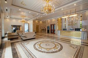a living room with a chandelier and a lobby at Vela Luxury Hải Hà Hotel in Khê Ching Chung Xìn +34 photos