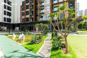 een park met palmbomen voor een gebouw bij Sunny Residence Masteri Waterfront, Hà Nội in Gia Lâm Pho