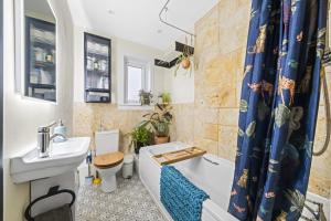 um banheiro com banheira, vaso sanitário e pia em Beinn View 3 Bedroom House - Sea View - Ardersier em Ardersier mais 35 fotografias