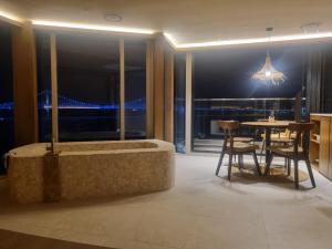 Гостиная зона в 루미에르 디럭스 오션뷰 그랜드룸 01-광안리 해수욕장