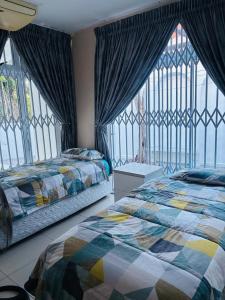 En eller flere senge i et værelse på 72 Bank Terrece property