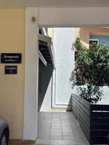 einen Eingang zu einem Gebäude mit einem Schild darauf in der Unterkunft Symposio Apartments 3 in Preveza + 14 Fotos
