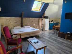 Le Puits de Garival في تورْ دو فورْ: غرفة نوم بها سرير وطاولة ومطبخ