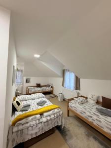 En eller flere senge i et værelse på Vila Aurora , 50m od Gondole Brzece