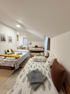 Кровать или кровати в номере Vila Aurora , 50m od Gondole Brzece