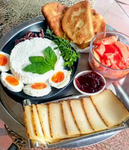 塞罗阿苏尔Cerroazulfarmlodge的鸡蛋、面包和烤面包片等食物 更多14张照片