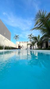 Bazén v ubytování A Casa Paradisíaca ll Luxo Piscina Super Mega Quente até 50 graus Aquecimento Elétrico e Solar Casa com Sauna a Vapor e Ar Condicionado em Todos Ambientes e Lavanderia com Roupa de Cama e Banho nebo v jeho okolí