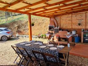 a table and chairs under a pergola with a kitchen at Chácara Bela Vista in Itajubá