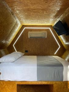 una camera da letto con un letto illuminato di Hotel San Gil House a San Gil
