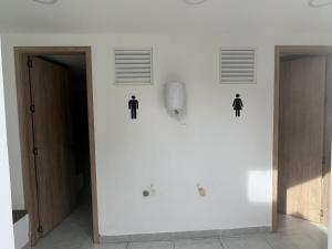 un corridoio con un muro con degli uomini e un telefono sopra di Hotel San Gil House a San Gil