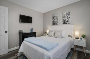 En eller flere senge i et værelse på Bellerive Hangout with Hot Tub by StayLage