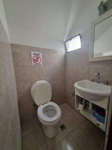 un bagno con un water e un lavandino di La Hélice a Puerto Madryn Altre 9 foto