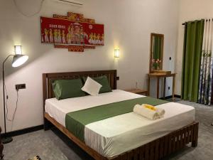 タンガラにあるMargosa villaのベッドルーム1室(緑と白のシーツが備わる大型ベッド1台付)