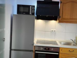 een keuken met een koelkast en een magnetron bij EG Einzel-Apartment - 24h Check In in Harpendorf +9 foto's