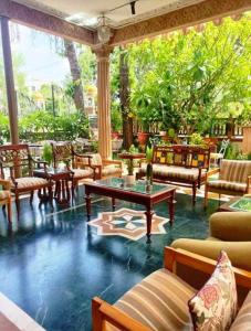 Hotel Vimal Heritage في جايبور: غرفة معيشة مع كراسي وطاولة