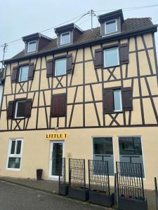 PfaffenhoffenにあるMarmusの小さな言葉が書かれた木骨造りの家