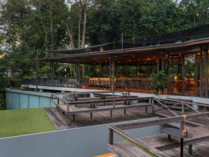 un ristorante con panche in legno di fronte a un edificio di Wanasekar Resort a Beran-kidul Altre 12 foto
