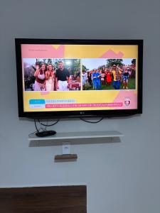 TV/trung tâm giải trí tại Pousada Quarto com ar, wi fi,frigobar perto da basilica