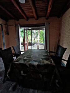 ein Esstisch mit Stühlen und ein großes Fenster in der Unterkunft El Mangrullo in Federación + 45 Fotos
