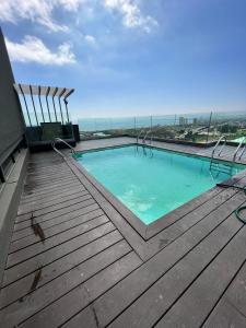 a swimming pool on a deck with the ocean in the background at Departamento con vista a coquimbo y bahía in Coquimbo