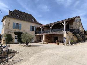 Le Puits de Garival في تورْ دو فورْ: مبنى حجري كبير ذو شرفة واسعة