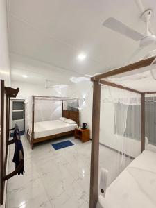 Postel nebo postele na pokoji v ubytování Villa 95 Hiriketiya