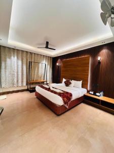 En eller flere senge i et værelse på Emarald wild west Resorts