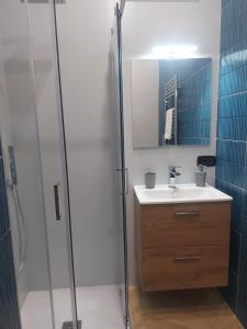 フラッタマッジョーレにあるB&B La Rotondaの洗面台とシャワー付きのバスルーム