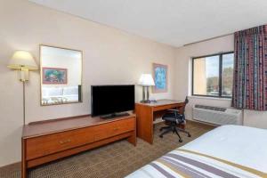 TV/trung tâm giải trí tại Norwood Inn & Suites By BlissPoint