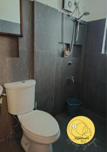 ein Badezimmer mit weißer Toilette und Waschbecken in der Unterkunft Kalachuchi Place by Aman Sinaya in General Luna + 20 Fotos