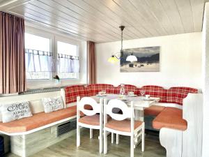 ein Esszimmer mit einer Bank und einem Tisch in der Unterkunft Bergsonne B15 Montana Haus in Oberstdorf