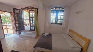 Una cama o camas en una habitación de Pousada Canoa Beach 40 fotos más