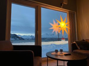 OlderdalenにあるAlpan Apartments, Lyngenfjordの雪景色が見える窓のあるリビングルーム