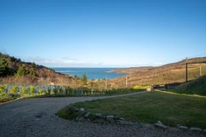 eine Straße mit Blick auf das Meer in der Unterkunft Ocean Blue View in Downings