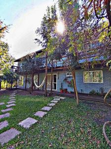 ein Haus mit einer Hängematte davor in der Unterkunft El Mangrullo in Federación