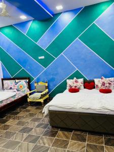 Postel nebo postele na pokoji v ubytování Hotel the saffron leaf inn